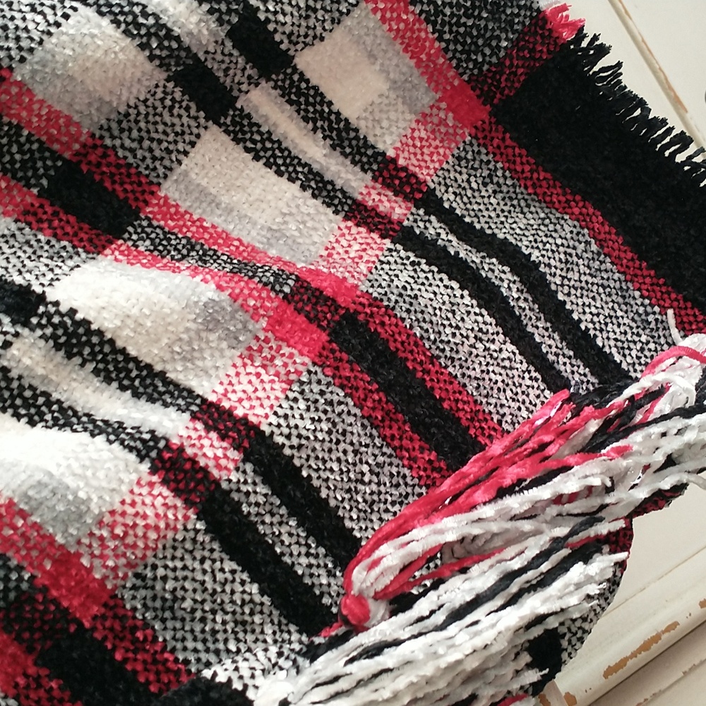 NWOT Plaid blanket scarf or wrap w/fringe, black, red, white, warm/cozy/soft - Picture 3 of 4